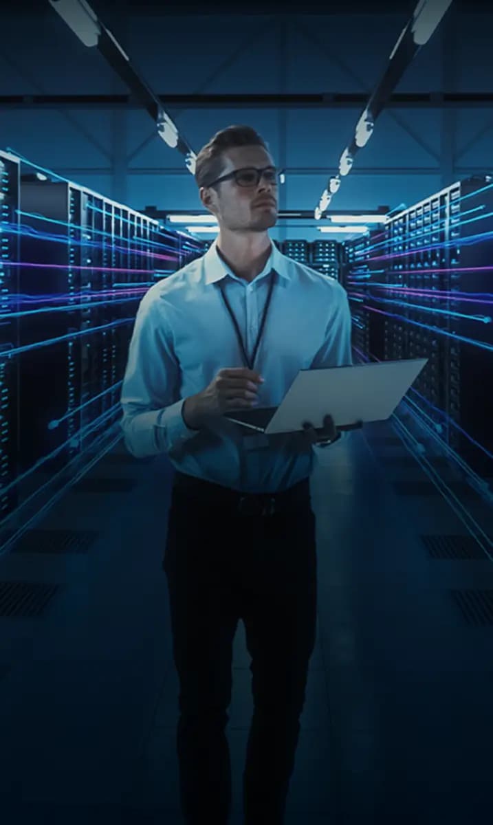 Especialista em TI da Equipe4Web em um data center
